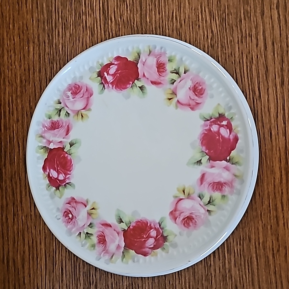 Gorgeous Mid-Century red and pink rose trivet